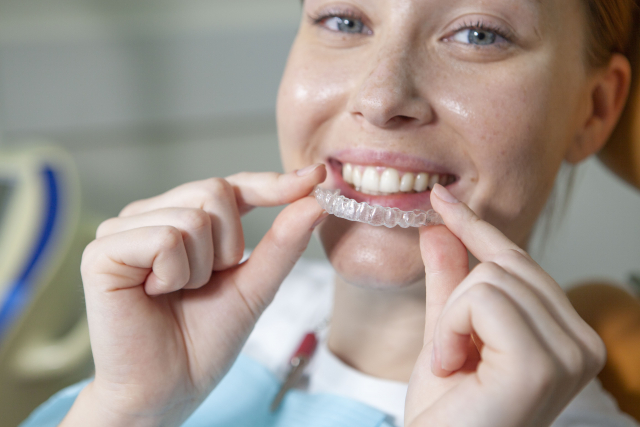 マウスピースを取り付ける女性