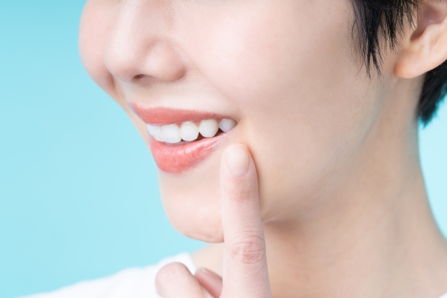 歯の白い笑顔の女性
